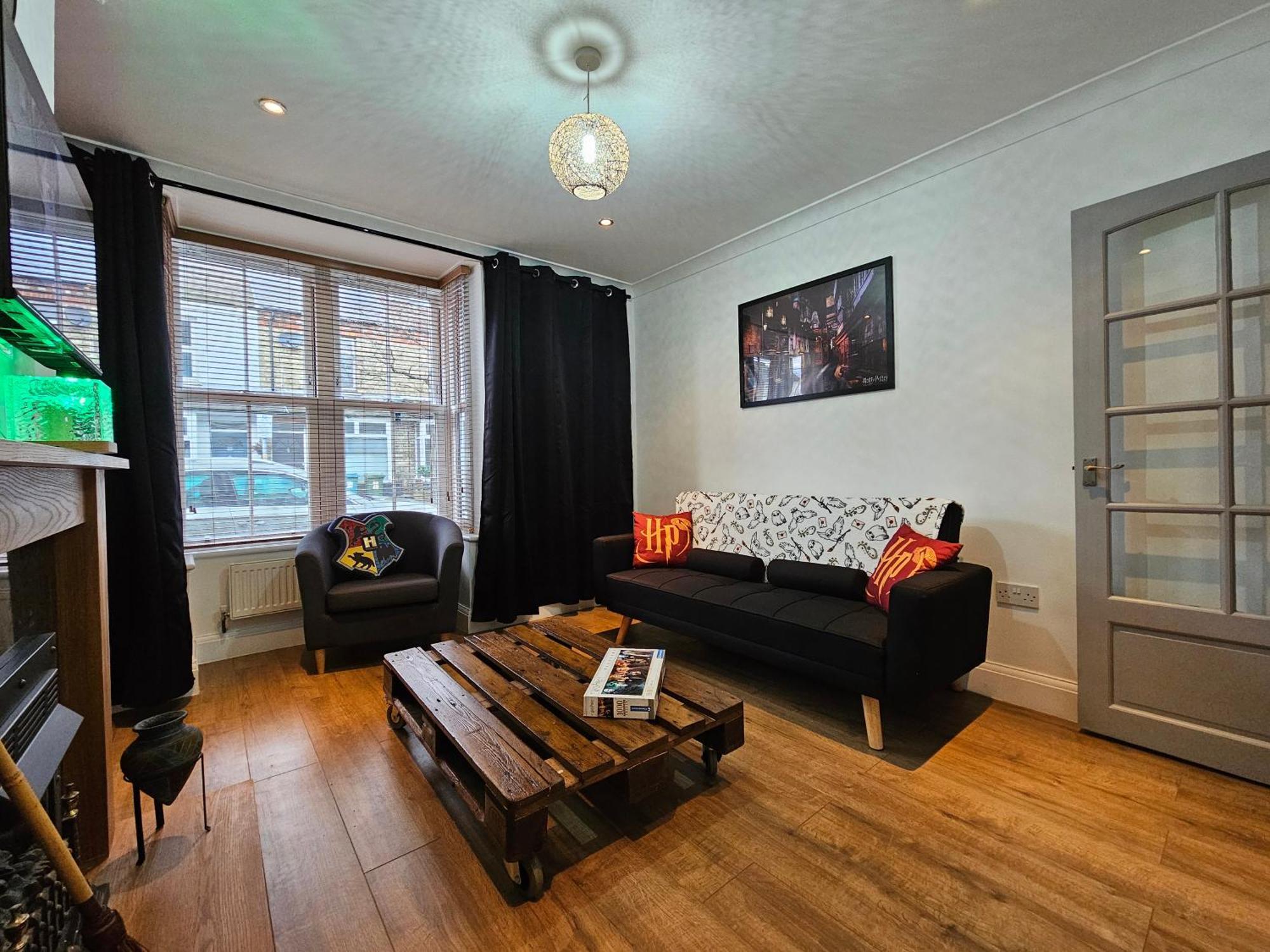 Magical Harry Potter Themed Home In Watford - Free Off-Street Parking 外观 照片
