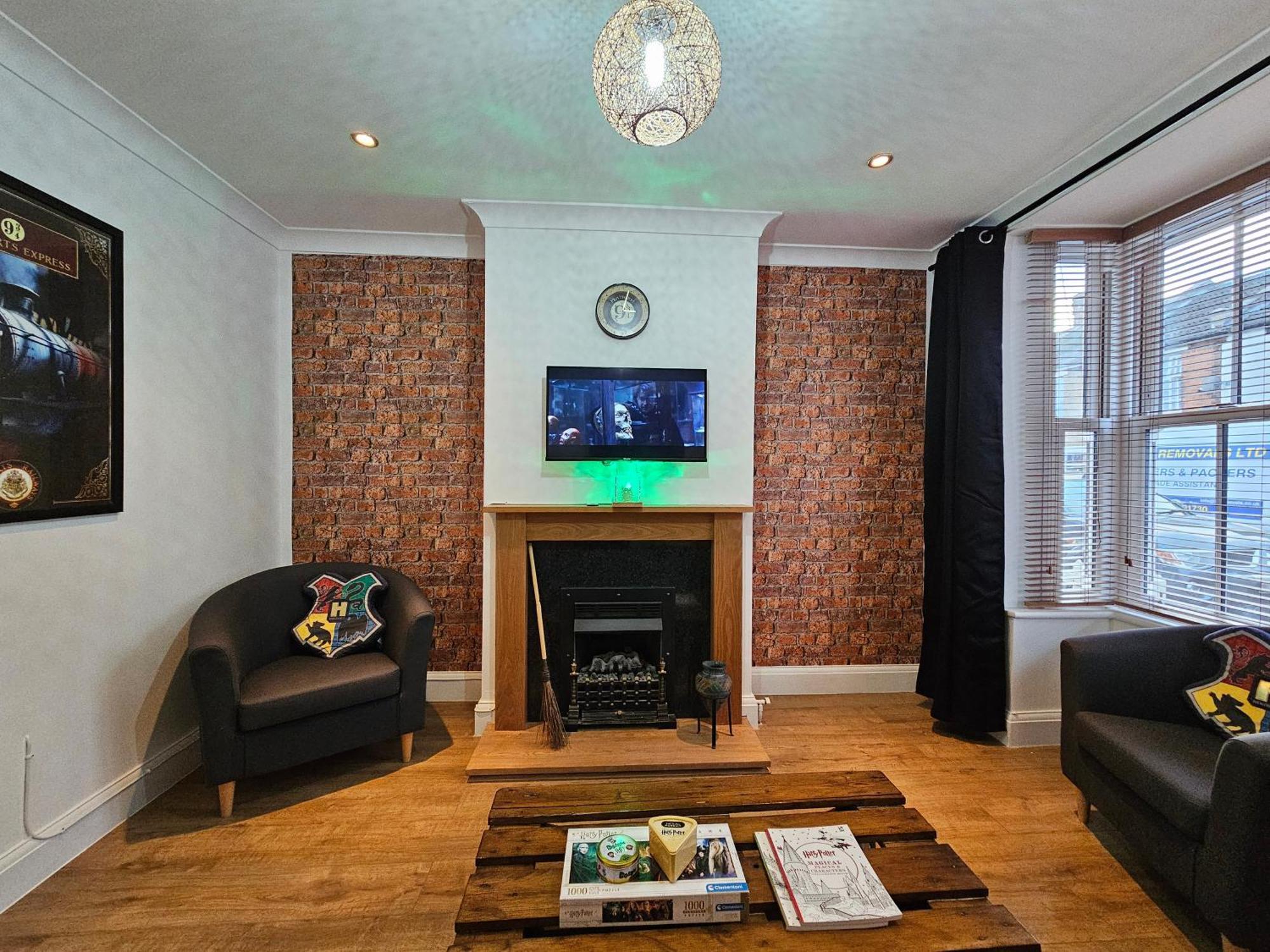 Magical Harry Potter Themed Home In Watford - Free Off-Street Parking 外观 照片